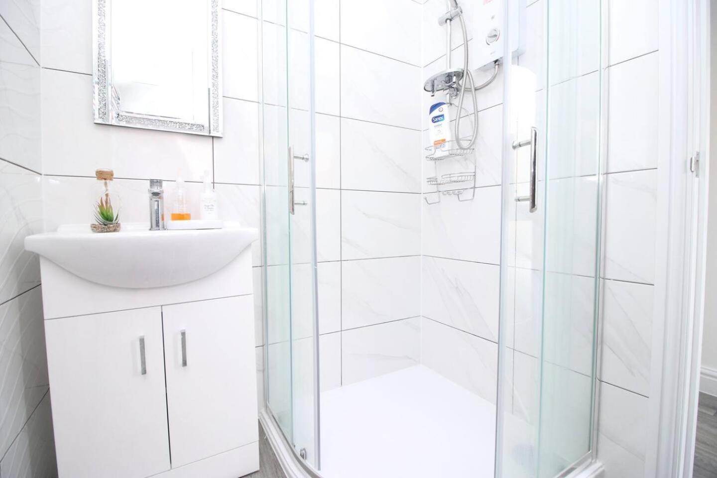 Modern Guesthouse, Fast Wi-Fi, Street Free Parking, Central, Fully Equipped Cardiff Eksteriør bilde