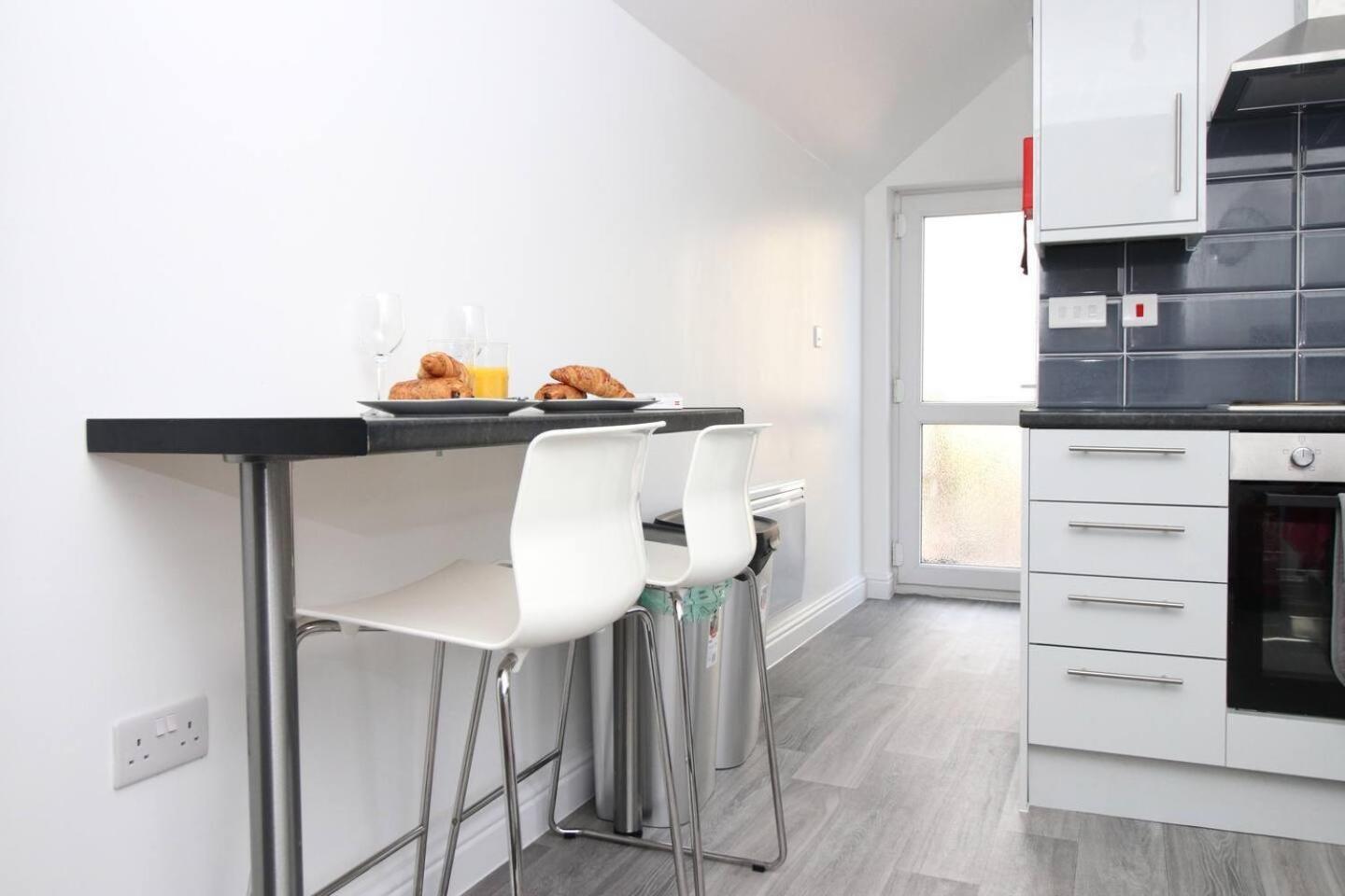 Modern Guesthouse, Fast Wi-Fi, Street Free Parking, Central, Fully Equipped Cardiff Eksteriør bilde